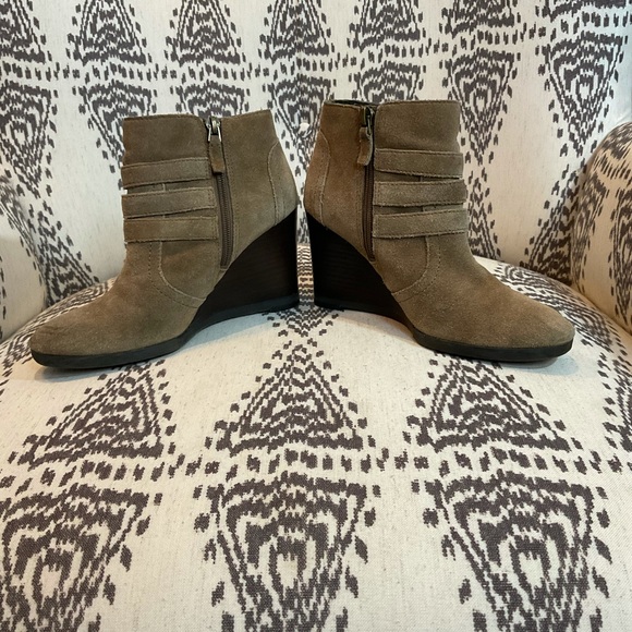 Franco Sarto Brown Suede Buckle Wedge Boot Sz 6.5 - Picture 12 of 13